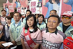 民進黨台東縣長參選人陳瑩（前右2）2日由前立委劉櫂豪（前右3）、賴坤成（前右）等人陪同完成登記，展現綠營大團結。