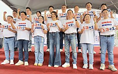 南投縣長許淑華（前中）2日由各鄉鎮市長參選人陪同至南投縣選舉委員會登記競選連任，許淑華表示，力拚與13鄉鎮市長參選人完成「13+1全壘打」目標。