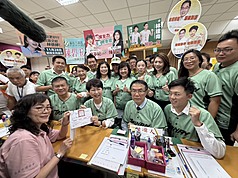 民進黨台南市長參選人陳亭妃（前右3）2日下午在台南市長黃偉哲（前右2）、同黨籍台南市議員參選人等陪同下，完成參選登記。