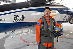 DD
文總「匠人魂」直擊戰鬥機飛行員養成經歷
中華文化總會2日推出「匠人魂」系列影片第61集
「飛行員與他們的產地」，由勇鷹號高級教練機教官
王文彬（圖）分享戰鬥機飛行員訓練過程。
（中華文化總會提供）
中央社記者王寶兒傳真　115年9月2日