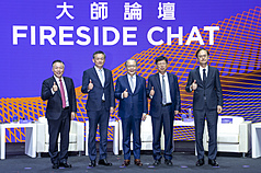 SEMICON Taiwan 2026大師論壇暨全球生態系高峰會2日壓軸舉行爐邊對談，SEMI全球董事會主席暨日月光半導體執行長吳田玉（左起）、台灣半導體產業協會理事長侯永清、聯發科副董事長暨執行長蔡力行、鴻海董事長劉揚偉、欣興電子董事長兼策略長簡山傑5人與會交流，會後同台合影。