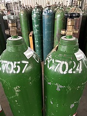 台中地檢署近日查獲業者以工業用氣體假冒醫用氧氣及食用二氧化碳，流向多家醫療院所、店家，不法獲利達新台幣350萬元。圖為二氧化碳氣瓶。（台中地檢署提供）