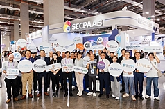 SEMICON Taiwan 2026於2日登場，數發部數產署設置SECPAAS資安館，以「從合規到後量子，全面守護半導體資安」為主題，集結15家本土資安大廠與SEMI E187檢測實驗室共同展出。（數產署提供）