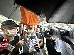 邵姓計程車司機(左2)3日開著計程車衝撞北檢、北院大門。圖為邵男移送北檢複訊。資料照。