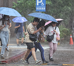 受第18號颱風外圍環流及午後對流發展旺盛影響，大台北地區3日有雨，下午更是降下滂沱大雨，在中正區街頭可見民眾撐傘快步穿越馬路。