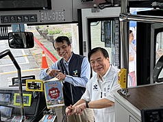 台北市交通局長謝銘鴻（後）、新北市交通局長鍾鳴時（前）3日宣布，響應9月22日國際無車日，當天搭乘公車免費；提醒民眾當天上下車無須刷卡、投幣。