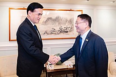 日本前農林水產大臣、眾議員小里泰弘（左）訪台，外交部常務次長葛葆萱（右）於3日代表部長林佳龍接見訪團。
（外交部提供）