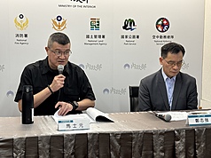 內政部政務次長馬士元（左）、消防署主秘鄭志強3日舉行記者會表示，配合國家防災日演練，9月16日至18日規劃在東部舉行大規模震災救災動員演練，9月21日當天也將發送國家級警報訊息。