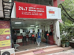 印度國營印度郵政(India Post)調漲郵資，網拍業者受訪表示，運費翻了幾乎一倍，將寧願找私人快遞。圖為新德里一處印度郵政據點。