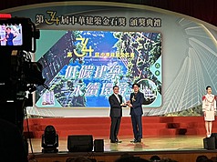 行政院長卓榮泰（左）3日晚間出席第34屆中華建築金石獎頒獎典禮，他致詞時表示，公有新建建築物達
成能效1級或近零碳建築原定為2030年的階段性目標，如今已在2026年提前達標。