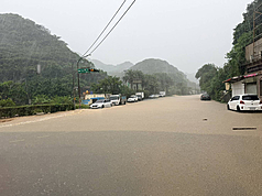 中央氣象署4日針對基隆、雙北發布豪雨特報，新北一早就降下大雨，萬里野柳港玉田路積淹水，路面呈一片泥黃色。
（萬里區公所提供）