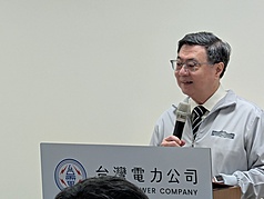行政院長卓榮泰4日到台中火力發電廠視察燃氣機組，會中提出承諾，2034年完成以氣換煤，達到台中電廠無煤供電，6部燃煤緊急備用機組管控，僅在國安、天災等重大因素時限時啟用。
