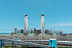 台電4日宣布，台中電廠新燃氣一期1、2號機首度同步滿載發電，2部機組將分別於9月底、明年3月正式商轉。圖為新燃氣一期機組煙囪外觀，融入在地小燕鷗昂首起飛造型彩繪。
（台電提供）