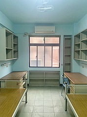 有民團4日針對大學宿舍品質提出訴求，其中政治大學部分宿舍被點名空間狹小。校方對此表示，會持續修繕與優化環境。
（政大提供）