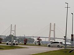 煙霾籠罩馬來西亞砂拉越民都魯，遠方大橋受煙霾影響能見度不佳。
（砂拉越行動黨民都魯支部主席周長佑提供）