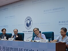 政治大學國際關係研究中心4日下午舉辦「當代中國對外關係概論」新書發表會，主編、作者群出席。輔仁大學日本語文學系教授何思慎（右2）於會上發表看法。