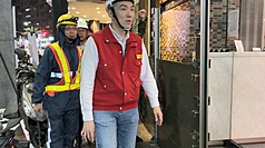 基隆市4日上午強降雨導致多處發生積淹水災情，基隆市長謝國樑（前）晚間前往基金一路一帶勘災。
