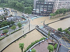 基隆市4日上午強降雨，導致大武崙溪溪水溢流至基金一路沿線，從高處可見水已淹沒部分道路。（新崙里長林金龍提供）