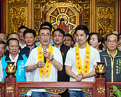 台北市長蔣萬安（右2）5日陪同國民黨新北市長參選人李四川（左2）前往新北市板橋區接雲寺參拜，兩
人在廟內發表談話。