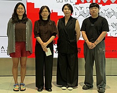 光州雙年展台灣館經歷名稱遭擅改風波，在台灣館策展人、9名藝術家的堅持，以及世界各地藝術家支持下，最終順利恢復台灣館名稱，5日盛大開幕。圖左至右為藝術家鄭亭亭、國立台灣美術館館長陳貺怡、台灣館策展人陳湘汶、藝術家阮柏遠。
