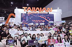 大馬國際旅遊展台灣館5日在吉隆坡舉行開幕式，圖為台灣觀光業者、地方政府及相關單位代表在展館前合影。