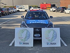 這輛僑胞的汽車牌照刻意選了由6個英文字母組成的「TAIWAN」，還有人的車牌是TAIPEI、NEW TPE、TW88，都表達對台灣的愛。
