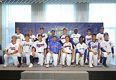 亞洲U18青棒錦標賽7日開打，此次賽事有8隊參賽，各國教練與代表選手6日在台北出席賽前記者會，並合影留念。