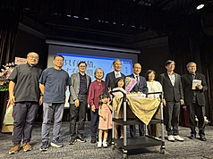 前科技部長陳良基（中）6日舉辦新書「只有累積，才有奇蹟」分享會，前行政院長林全（右4）、和碩
董事長童子賢（左3）等人到場與會。