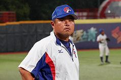 亞洲青棒錦標賽台灣隊7日首戰將與韓國交手，兩隊均視為非贏不可的比賽。台灣隊6日晚間到天母棒球場練球，總教練楊孝承（圖）在場邊觀看練球情形。