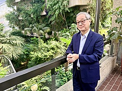DF
李遠展開歐洲訪問行程
文化部長李遠（圖）展開歐洲訪問行程，6日首站參
訪位於英國倫敦的巴比肯藝術中心（Barbican 
Centre），李遠表示，除了藝文場域之外，還有他身
後1500多種植物與樹木的大型溫室，這與總統賴清德
提出將國土綠蔭視為國家級韌性基礎建設，推動「都
市林」計畫不謀而合。
中央社記者趙靜瑜攝  115年9月7日
