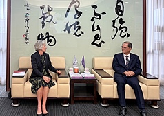 德國萊比錫大學（Universitat Leipzig）校長伊娃．因斯．奧伯格費爾（Eva Ines Obergfell）（左）率團來台展開學術訪問行程，赴國立清華大學參訪。
（教育部提供）