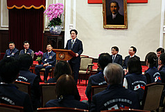 總統賴清德（中）7日在總統府接見日本神奈川縣日華親善協會訪問團，賴總統致詞表示，台灣與神奈川縣在半導體、AI、研發及精密製造等領域各具優勢，期盼雙方持續擴大產業合作，共同打造更安全、更具韌性的非紅供應鏈。