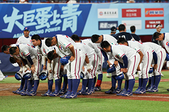 2026第14屆亞洲U18青棒錦標賽7日在天母棒球場上演台韓戰，台灣隊打線受制僅敲出3支安打，吞下14次三振，沒能拿下分數，預賽首戰吞敗，球員賽後向場邊觀眾鞠躬致意。