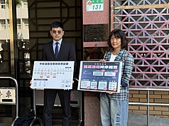 針對中聯油品致癌物超標案造成的損失，泰山企業行銷副總鈕安澤(右)8日陪同律師到台北地方法院遞狀，對中聯油脂、福壽實業、福懋油脂及南僑投資控股等4家公司提起民事訴訟，求償新台幣10億元。