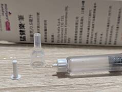 瘦瘦針盛行引發廢棄針頭處理疑慮。環境部提醒，居家針頭具傳染風險，應以耐穿刺容器貯存送回醫院、藥局或指定場所回收；不可將廢棄針頭混入一般家戶垃圾或資源回收物，更不能直接丟棄於路邊垃圾桶。(圖:中央社)