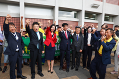 日本跨黨派國會議議員訪問團8日抵達台北松山機場，台灣國理事長陳峻涵（前右1）率團高呼口號歡迎日本維新會眾議員西田薰(前左起）、保守黨參議員北村晴男、參政黨參議員梅村瑞穗、日本維新會眾議員橫田光弘、國民民主黨參議員山田吉彥、日本維新會眾議員三木圭惠、日本維新會參議員石平到訪。