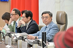 行政院長卓榮泰（右）8日主持「中央道路交通安全會報第3次會議」，指示依規劃推動高風險駕駛違規
肇事的汽車責任保險加費機制。