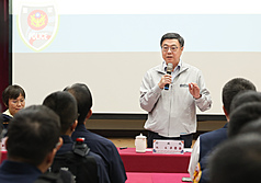 行政院長卓榮泰（後右）8日晚間視察台北市政府警察局中山分局時表示，今天來參加擴大臨檢勤務的勤前教育，是想和大家共同打氣，讓各項勤務都能夠順利、圓滿成功，而且都能平平安安地去完成每項任務。