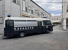 花蓮縣秀林鄉傳賄選醜聞，現任鄉長王玫瑰、丈夫胡智民涉及以餐會、禮品及現金行賄，花蓮地院9日裁定夫婦2人與小太陽關懷協會徐姓負責人羈押禁見。法院外聚集不少親友及支持者，對著囚車比出加油手勢。