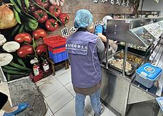 台北市成淵高中國中部學生食物中毒案，衛生局今天(18日)公布檢驗結果，在留樣便當中檢出金黃色葡萄球菌腸毒素B，依法開罰新台幣18萬元。圖為稽查時情形。（台北市衛生局提供）