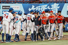 2026第14屆亞洲U18青棒錦標賽9日台灣隊在預賽最終戰以16比1擊敗新加坡，取得晉級複賽門票，雙方球員賽後相互擊掌致意。