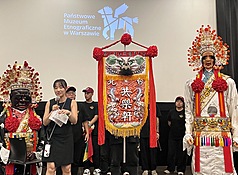 台北共樂軒在與華沙波蘭國家民俗博物館的交流會上，展示陣頭前導的精美「頭旗」，上面特別刺有「丙午年歐洲表演紀念」字樣，紀錄此趟交流之旅。