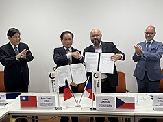 商研院董事長許添財（左2）與捷克中小企業協會理事長雅羅斯（Josef Jaros）（右2）9日簽署合作意向書，促進台灣與捷克在前瞻科技與戰略產業的合作交流。