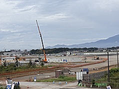 距離2027年國際園藝博覽會（GREEN×EXPO 2027）開幕約半年，位於橫濱市舊上瀨谷通信設施的會場工程持續推進。博覽會協會近日首度向國內外媒體公開目前工程進度。主大門、主題館、展望台及企業展區等設施已陸續浮現輪廓。起重機部分為未來主大門預定位置。
