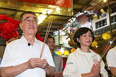 國民黨新北市長參選人李四川（左）與民進黨新北市長參選人蘇巧慧（右），10日上午在新北市新莊區出席「恭祝新莊地藏庵地藏王菩薩聖誕」，兩人一同參香。