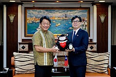 台灣虎航開通「高雄-石垣島」航線，日本沖繩縣石垣市長中山義隆（左）日前率隊搭乘首航班機到高雄，拜會高雄市長陳其邁（右）。