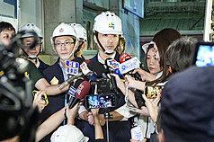 台北市中山區民權東路二段一處2層樓建物10日疑受工地施工影響，一樓地板坍塌。台北市長蔣萬安
（中）晚間到場了解狀況，受訪時說明市府應變處置作為。