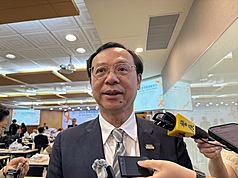 有醫師建議應廢除保力達B藥證，回歸一般酒類納管。對此，衛福部長石崇良21日表示，將請食藥署加強宣導其為成藥、且含酒精，至於是否廢除其藥證則尚待進一步討論。
