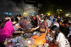台灣人中秋節瘋烤肉。圖為高雄前鎮漁港2026年9月11日舉辦大型千人烤肉活動。資料照片。（高雄區漁會提供）
