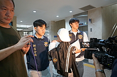 台灣台北地方檢察署11日指揮警方拘提涉協助無黨籍立法委員高金素梅助理張俊傑逃匿的陳姓男子，12日上午移送北檢複訊。